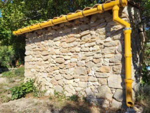 gouttiere en terre cuite jaune